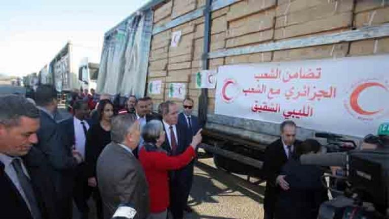 المساعدات الإنسانية الجزائرية تسلم إلى السلطات الليبية