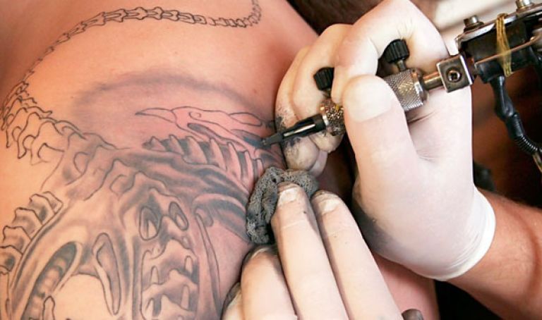 شباب يتباهون برسومات ”التاتو”