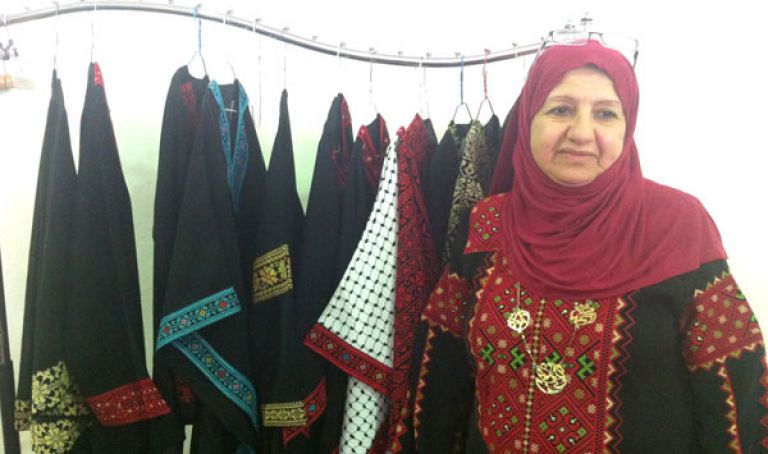 أدمجت اللباس التقليدي الفلسطيني بالجزائري