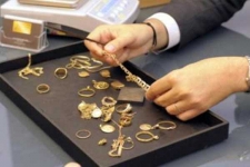 بيع الأثاث ورهن المجوهرات آخر حيل العائلات العنابية