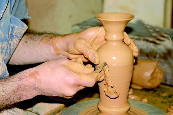 ترقية الصناعات التقلـيدية وجعلهـا لبنـة لبنـاء الاقتصـاد