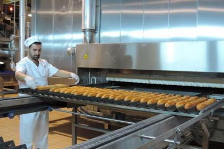 المخبزة الصناعية تتعهد بتوفير 6 آلاف خبزة يوميا