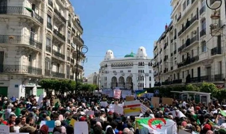 الطلبة في الثلاثاء العاشر  من المسيرات السلمية