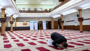 فتح المساجد التي تزيد سعتها عن 500 مصل اليوم