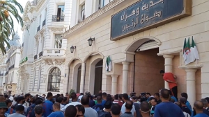 عمال بلدية وهران يحتجون