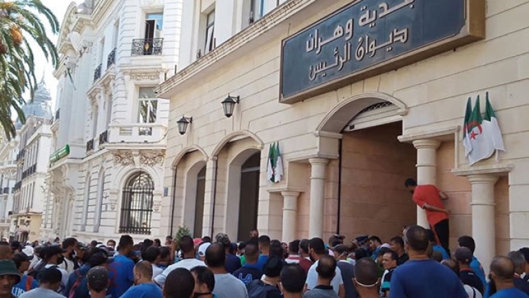 عمال بلدية وهران يحتجون