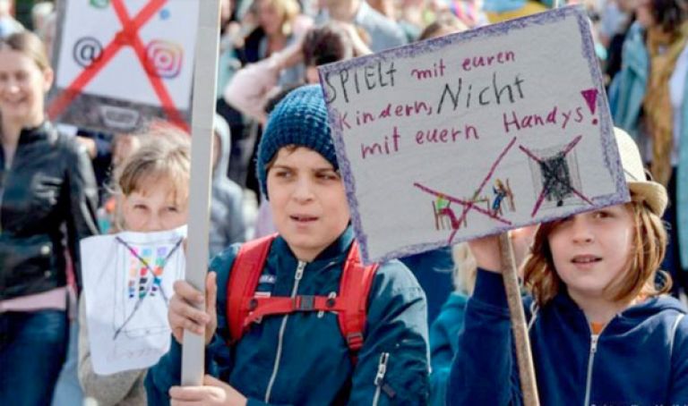احتجاج غريب لأطفال ألمان