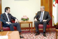 ويستقبل وزير الصناعة والطاقة والسياحة الإسباني 