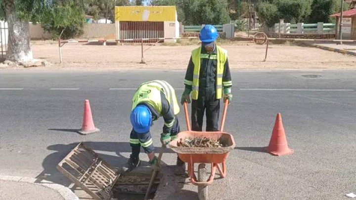 تطهير البالوعات تحسبا لأمطار الصيف