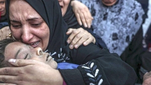 عشرات الشهداء والجرحى في قصف متواصل على قطاع غزة