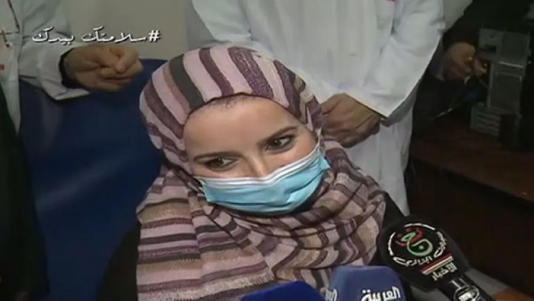 طبيبة أسنان ومدير الصحة أول جزائريين يتلقيان اللقاح