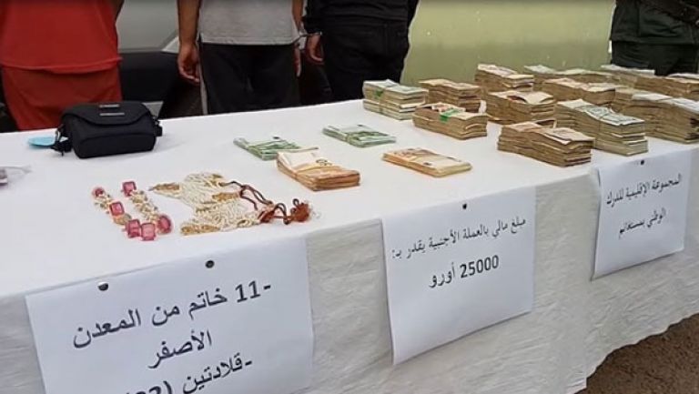 الإطاحة بشبكة لتزوير العملة والمحررات الإدارية