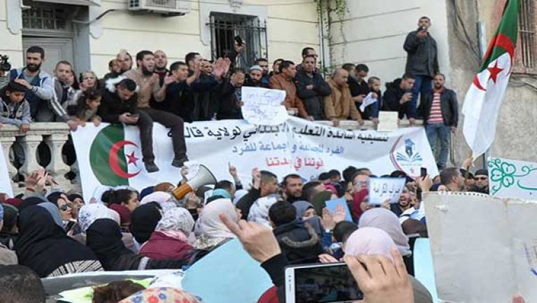 وقفة احتجاجية أمام ملحقة وزارة التربية بالعاصمة