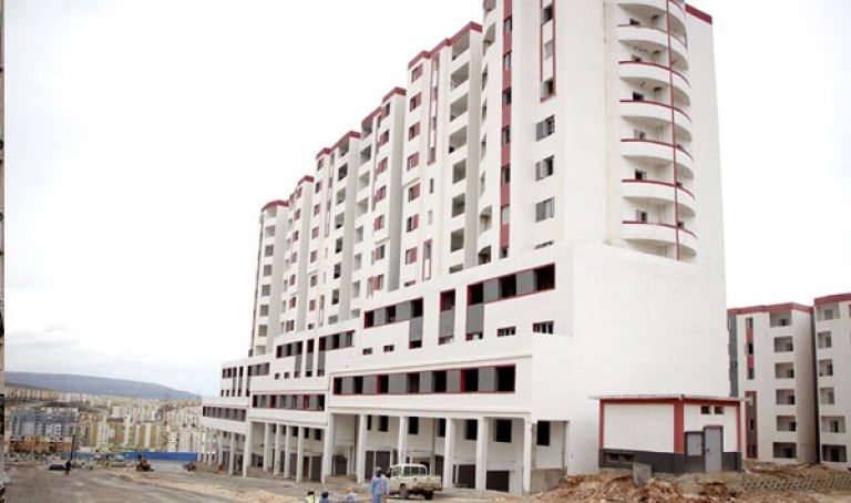 تغريم المرقين المتأخرين في تسليك المشاريع