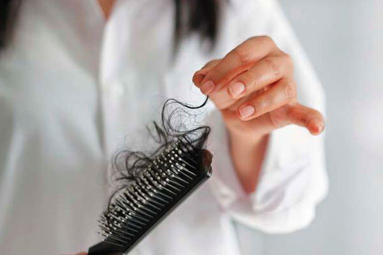 "كورونا" تسبب تساقط الشعر بعد التعافي