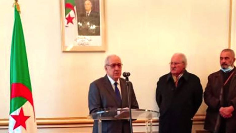 سفير الجزائر بباريس يسلم الراية الوطنية لعائلة علي بومنجل