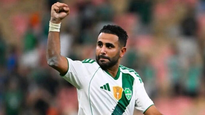 رياض محرز يحسم بقاءه مع الأهلي السعودي