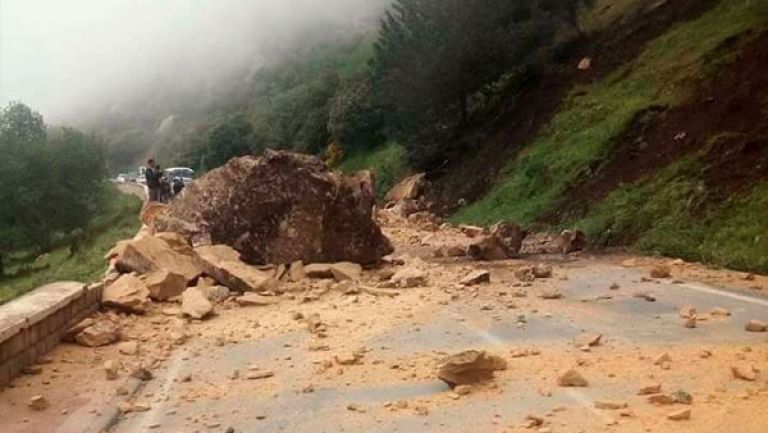 توقف حماية الطريق من الانهيارات الصخرية