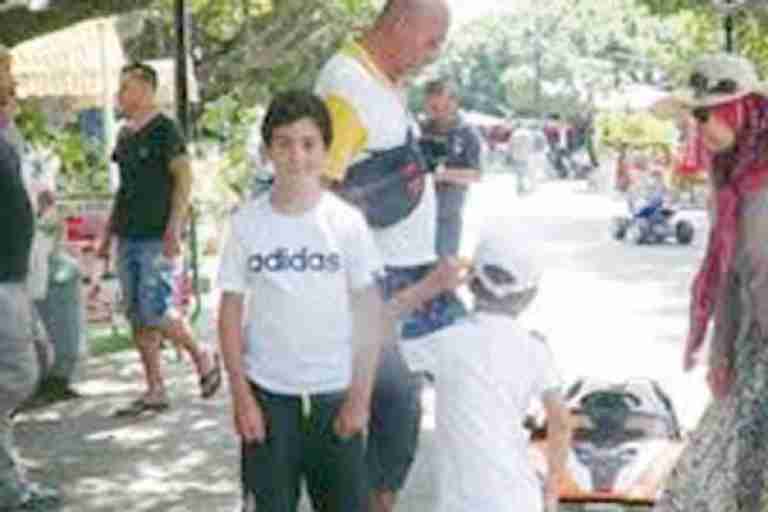 الترجل على الكورنيش يصنع المشهد