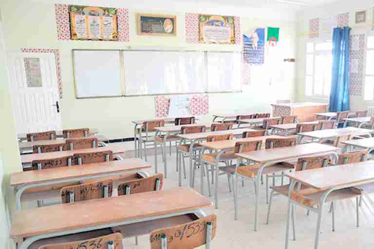 أولياء يتطوعون لتنظيف المدارس