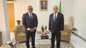 وزير الصناعة والإنتاج الصيدلاني علي عون-وزير الاقتصاد والمالية لجمهورية موزمبيق، أرنييستوا ماكس تونيلا