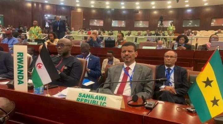 المغرب يثير الفوضى بسرقة العلم الصحراوي