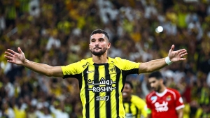 الدولي الجزائري حسام عوار