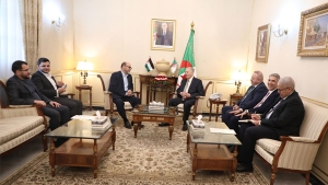 رئيس مجلس الأمة السيد صالح قوجيل-الدكتور موسى أبو مرزوق، الرئيس الأسبق لحركة المقاومة الإسلامية "حماس" مسؤول مكتبها للعلاقات الخارجية