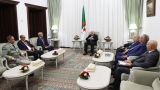 رئيس الجمهورية، القائد الأعلى للقوات المسلّحة، وزير الدفاع الوطني، السيّد عبد المجيد تبون - وزير الدفاع الوطني وشؤون المتقاعدين وأولاد الشهداء للجمهورية الإسلامية الموريتانية، السيّد حننه ولد سيدي ولد حننه 
