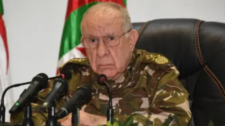 الفريق أول شنقريحة يعزّي عائلة العميد كمال لخضر
