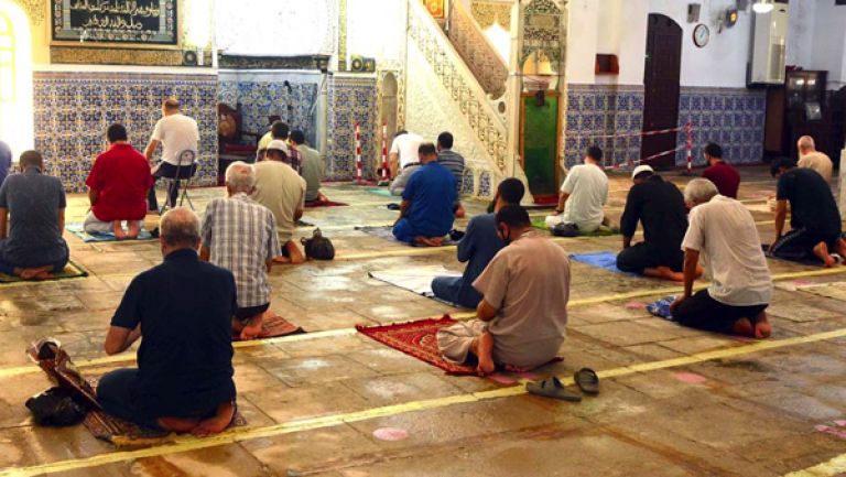 الأئمة إلى جانب الأطباء لهزيمة كورونا