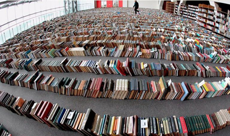 طفل يحفظ مقدمات 129 كتابا