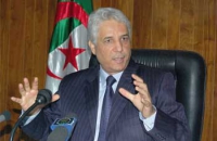 لوح يقدم عرضا حول مشروع قانون عصرنة العدالة 