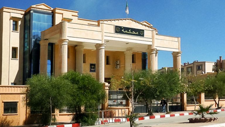 وضع 3 أشخاص تحت النّظر