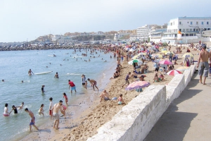 مجانية الشواطيء وتنظيمها حلم مستحيل التحقيق