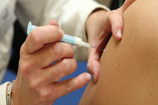 اللقاح متوفر في الصيدليات والمؤسسات الصحية