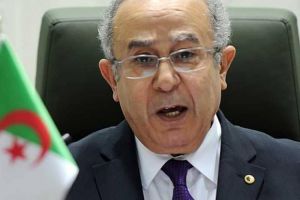 الجزائر تتعامل على قدم المساواة مع فرقاء الأزمة الليبية