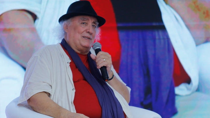 مهمة الكاتب اكتشاف ما أُسقط عمداً من الذاكرة الجماعية