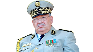 قايد صالح يهنئ قائد الناحية الرابعة وجنوده