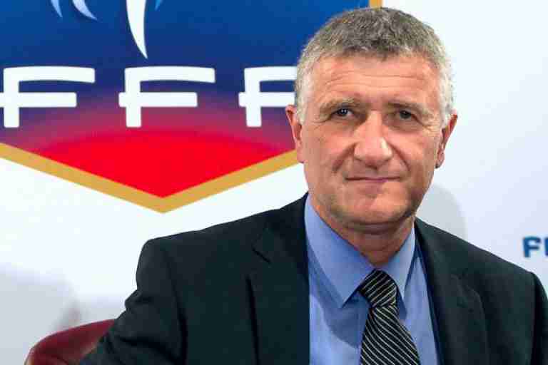 المدير الفني السابق للاتحاد الفرنسي لكرة القدم في الجزائر
