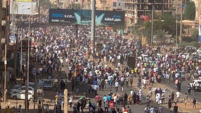 مظاهرات حاشدة في السودان للمطالبة بعودة السلطة المدنية