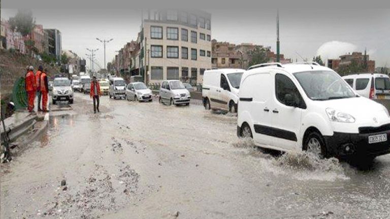 غياب الإنارة العمومية واهتراءٌ كليٌّ للطرقات