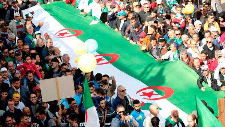 "حراكيون" يدعون إلى تعليق الحراك