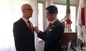 ماسايا فوجيوارا يسلم يماني وسام «الشمس المشرقة»