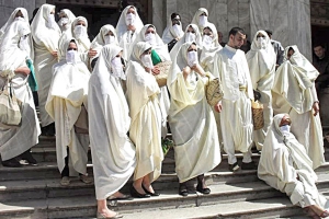 "حمامات الجزائر" يجبن أزقة القصبة بالحايك