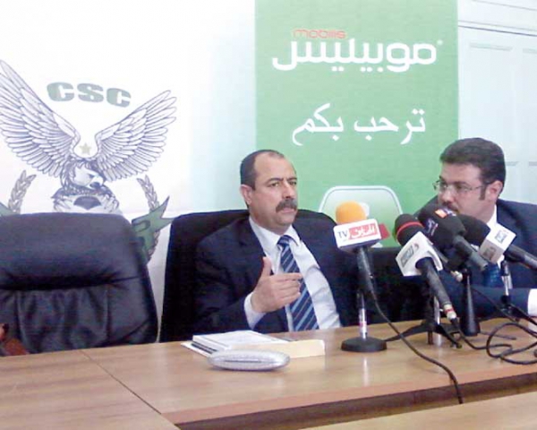 تعب من العمل بمفرده ويصف المحيط بالمتعفن