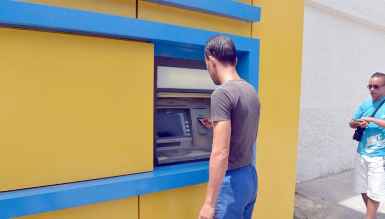 الزبائن يشكون عدم صلاحية البطاقة الذهبية