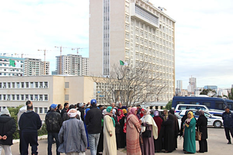 سكان كوشة الجير ينظمون وقفة احتجاجية أمام مقر الولاية