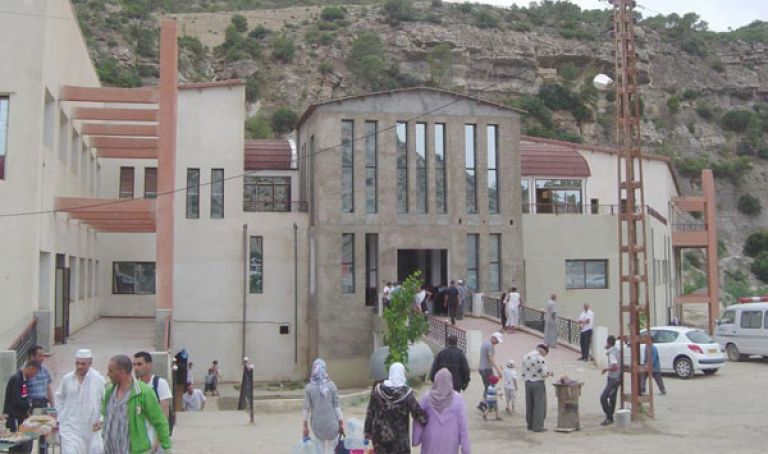 سكان الفراكسة يطالبون برحيل مسيّر المركب الحموي