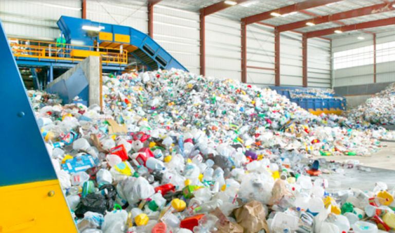جمع 1000 طن من البلاستيك خلال 6 أشهر